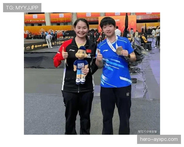 何卓佳训练完直接拎着爱马仕去吃路边摊，这反差谁懂啊