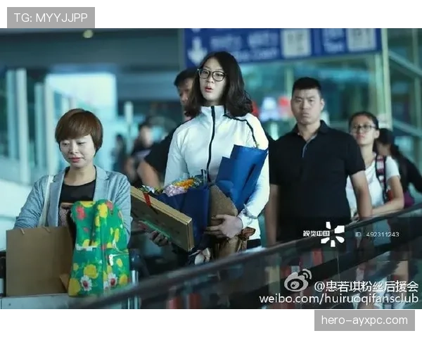 惠若琪在机场随手一拍，行李箱比我房租还贵