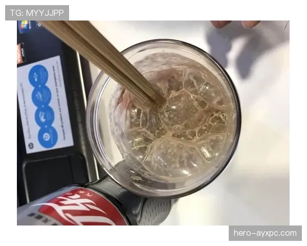 陈艺文家的冰箱里塞满了蛋白粉,连饮料都是按克称着喝的 陈艺文家的冰箱里塞满了蛋白粉,连饮料都是按克称着喝的